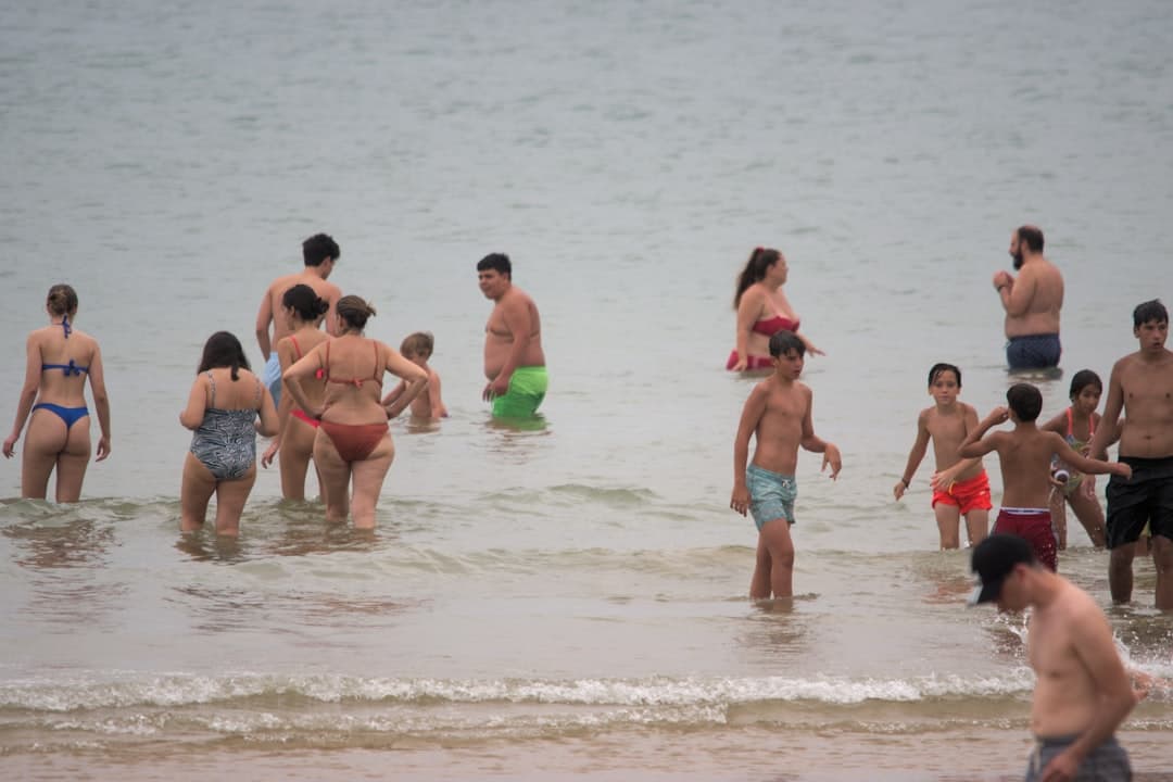 Rodzina ciesząca się dniem na plaży Eton