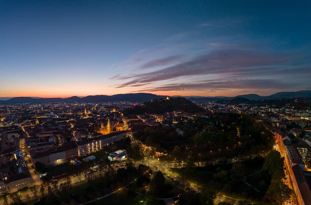 Ceny w Grazie 2025/26: Ile kosztuje wstęp na Schlossberg, obiad i transport?