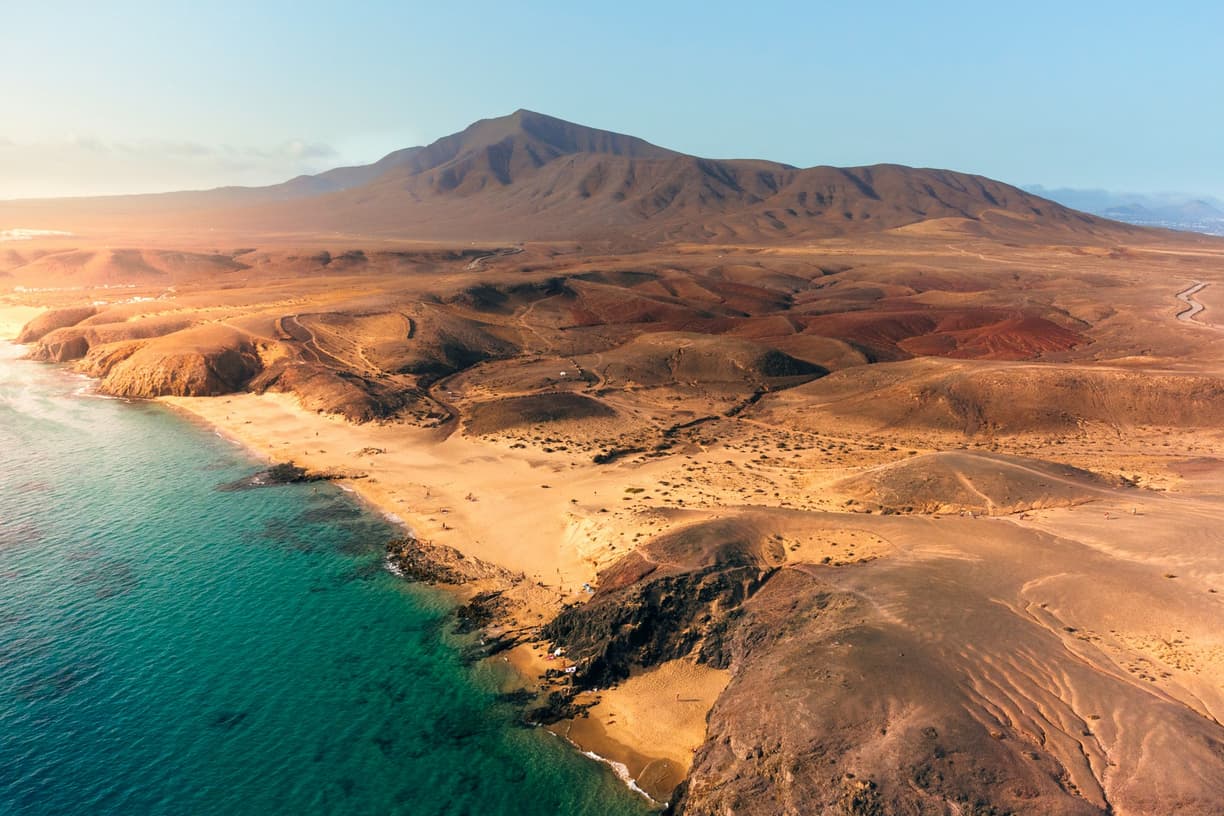 Hiszpania. Najpiękniejsze plaże na Lanzarote: Papagayo, Famara i czarne plaże wulkaniczne
