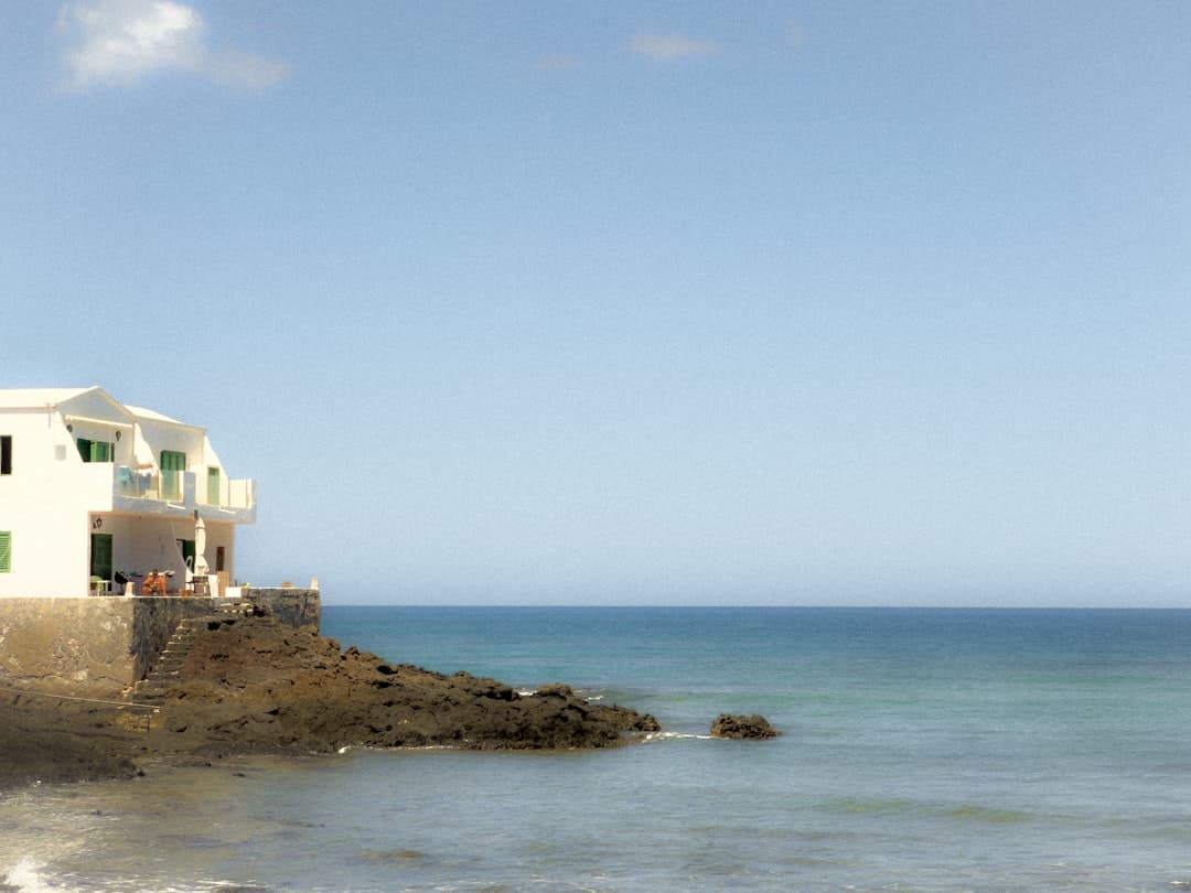 Plaże Lanzarote przy zachodzie słońca