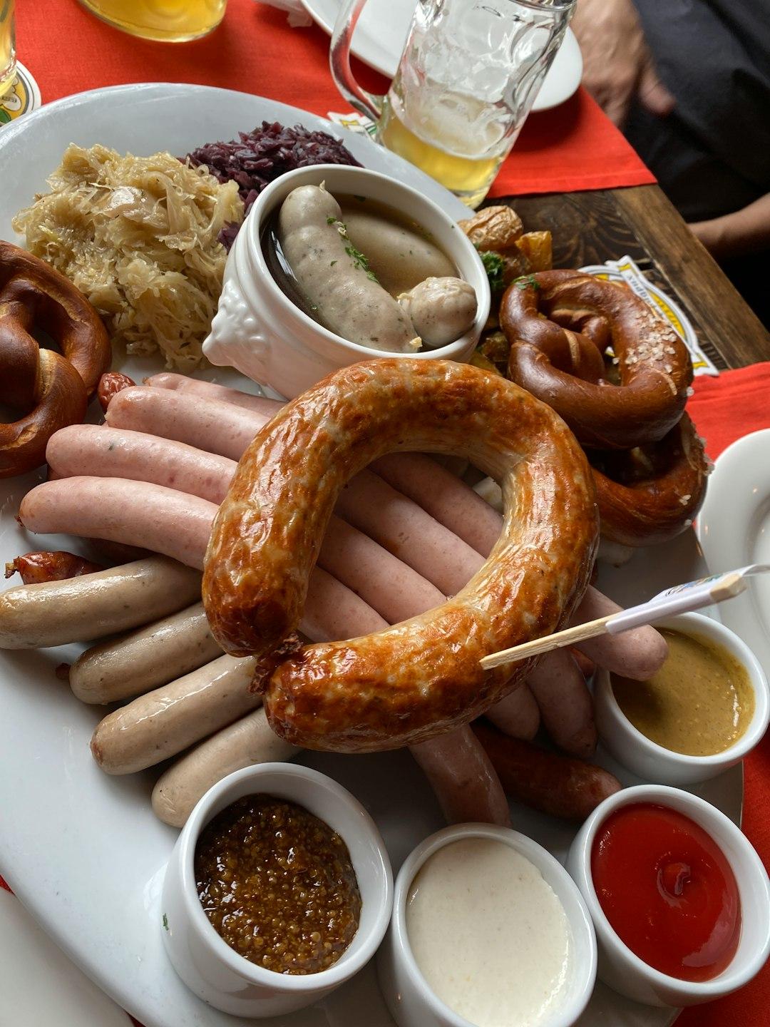 Tradycyjne niemieckie kiełbaski, precle, kapusta kiszona, sosy, bawarskie danie.