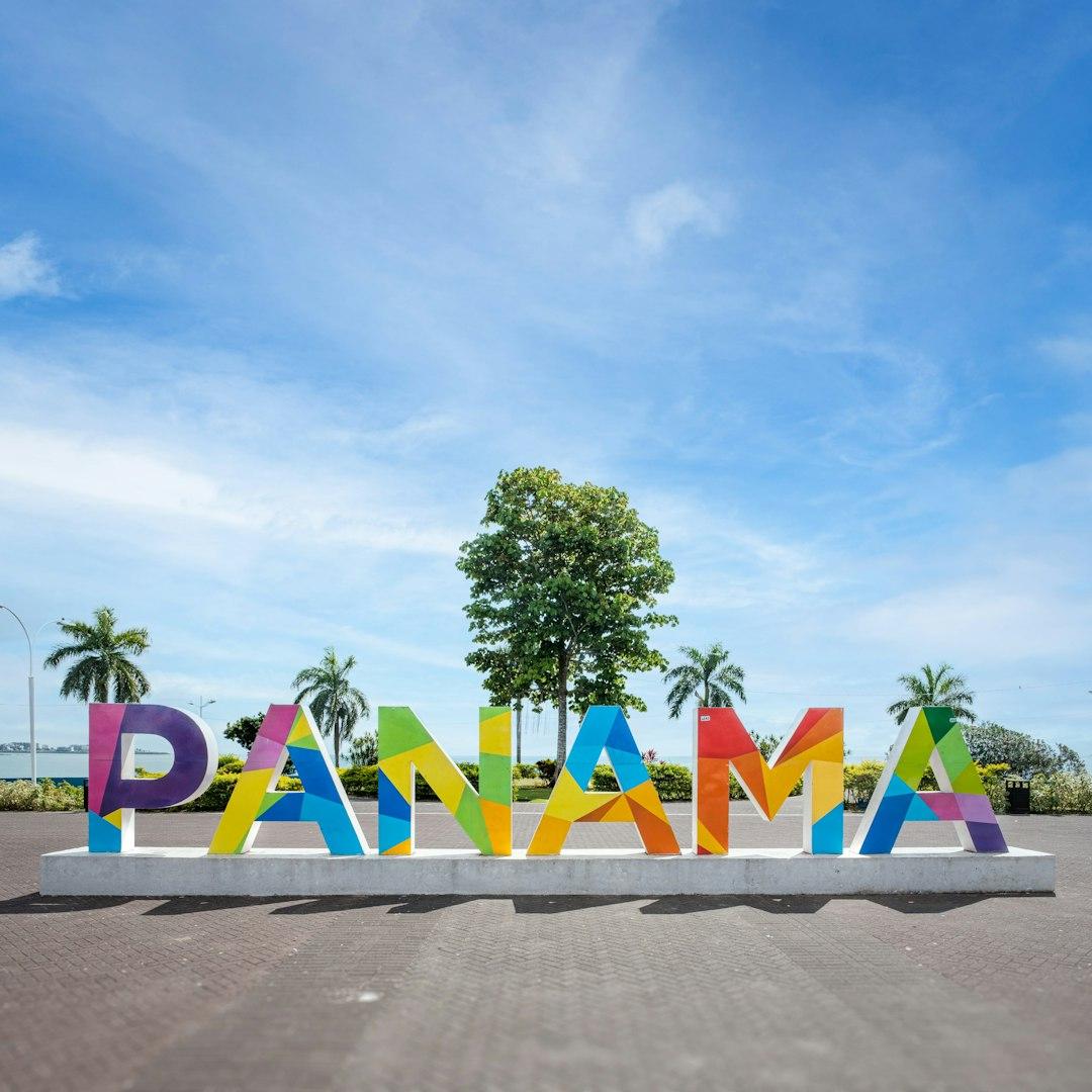Zachwycony turysta odkrywający Panama City