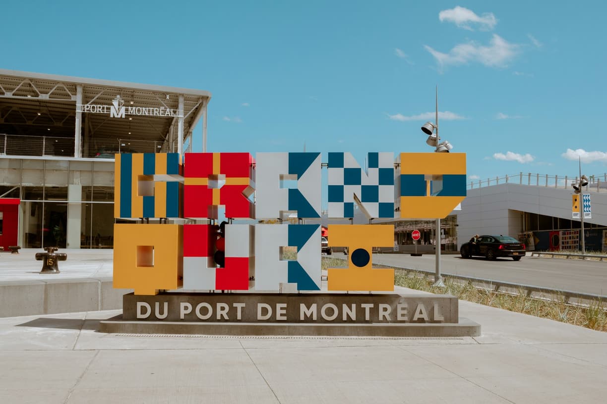 Kolorowa instalacja Bonjour du Port de Montréal, słoneczny dzień.