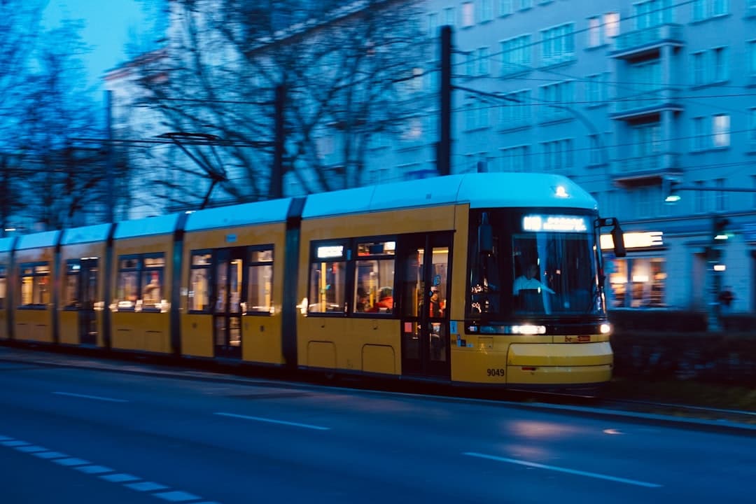 Ludzie korzystający z komunikacji publicznej w Berlinie