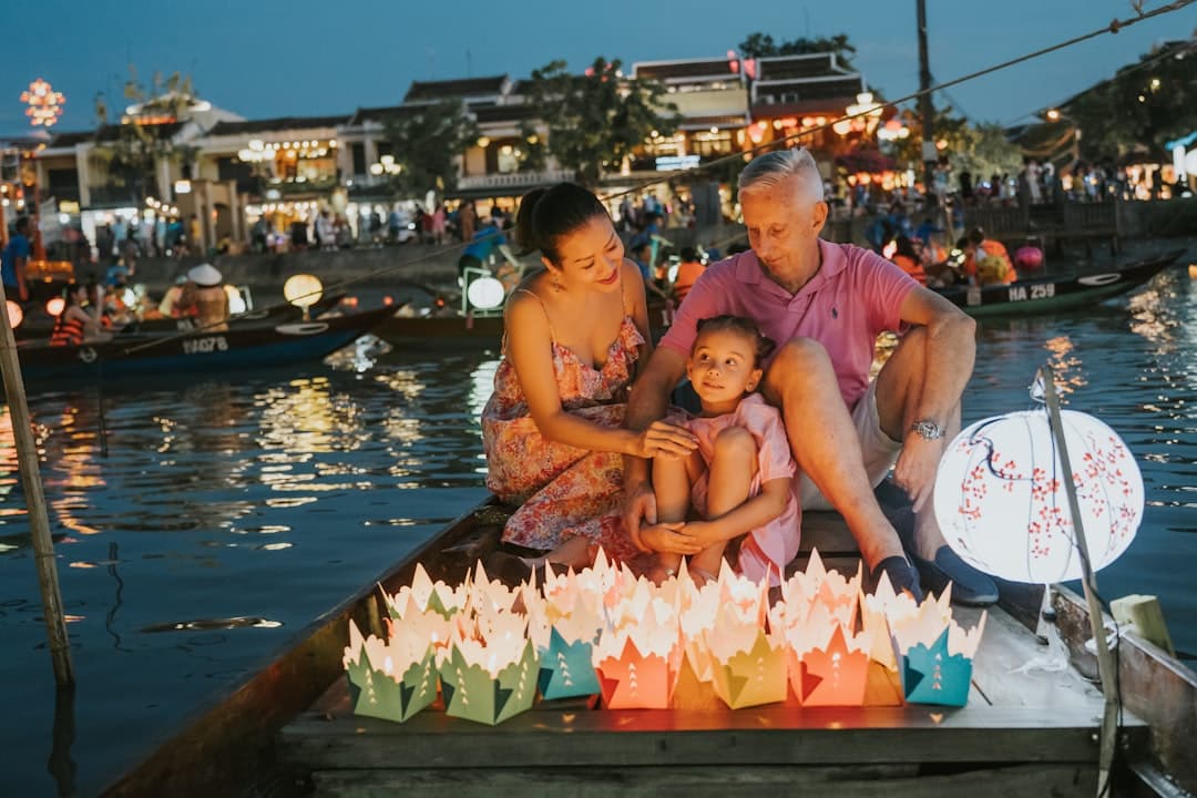 Rodzina na łodzi podziwiająca widoki rzeki Chao Phraya