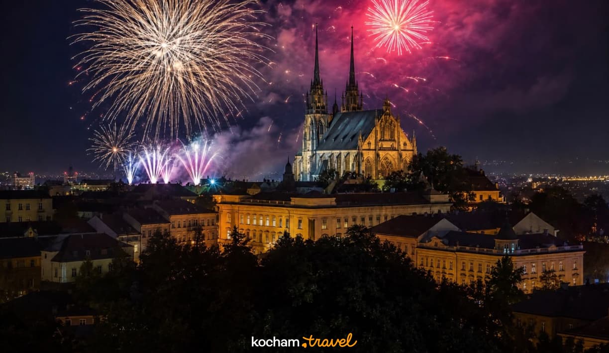 Spektakularny pokaz fajerwerków nad historyczną katedrą w Brnie nocą.