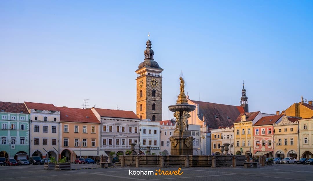 Stary rynek, wieża zegarowa, fontanna, zabytkowe kamienice, czeskie miasto.