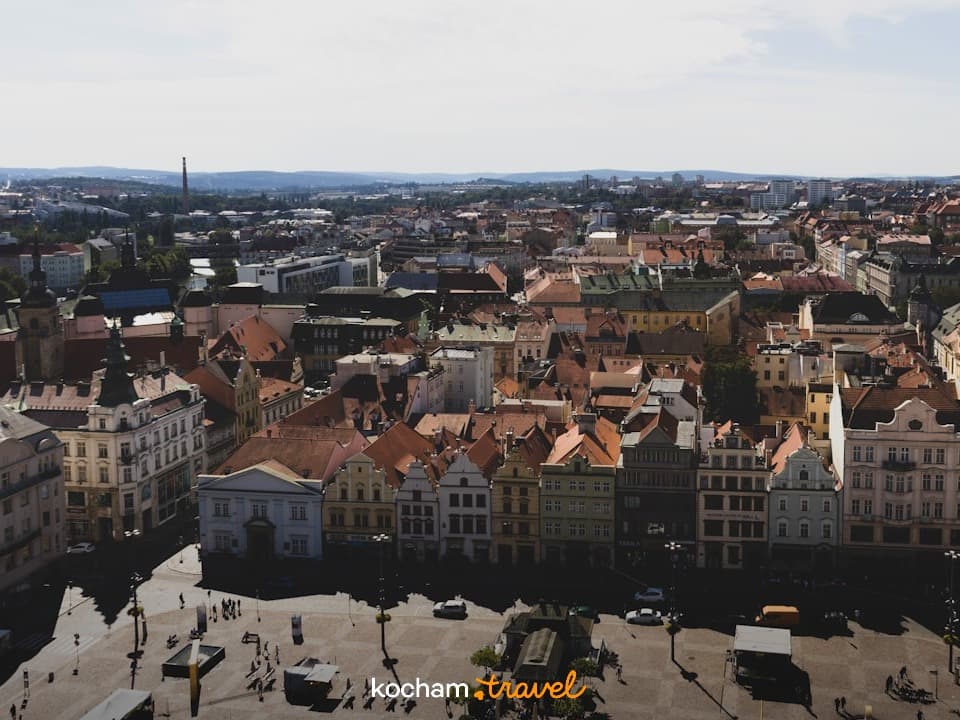 Historyczne europejskie miasto, rynek, tradycyjna architektura, słoneczny dzień.