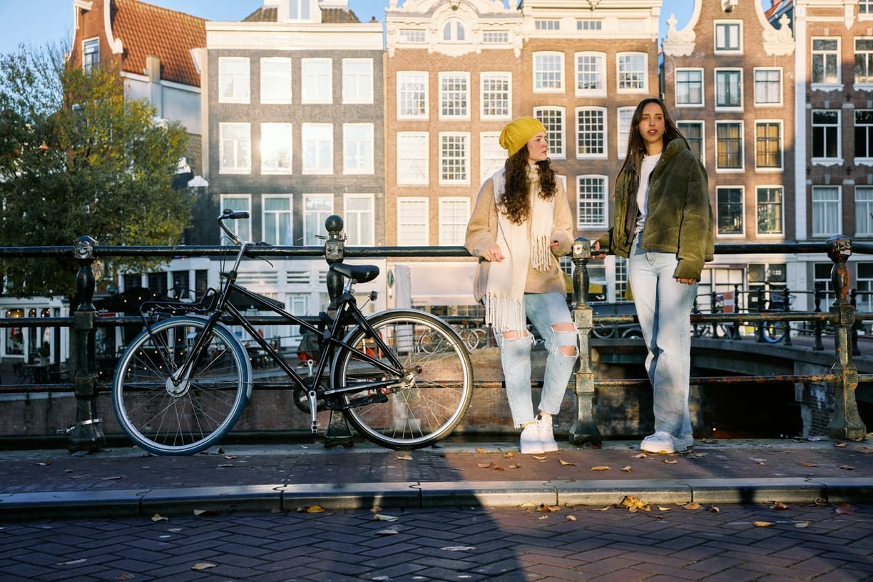 Dwie kobiety rozmawiają na moście w Amsterdamie