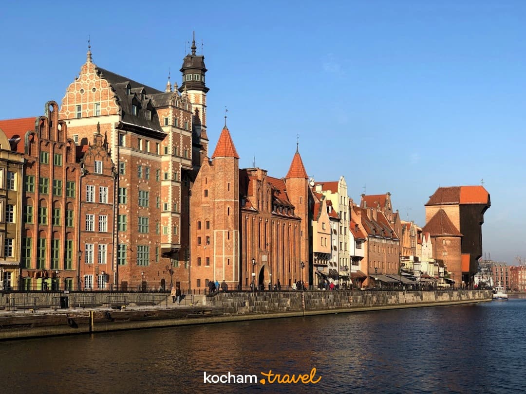 Gdańsk, historyczne nabrzeże rzeki z zabytkowymi budynkami i Żurawiem.