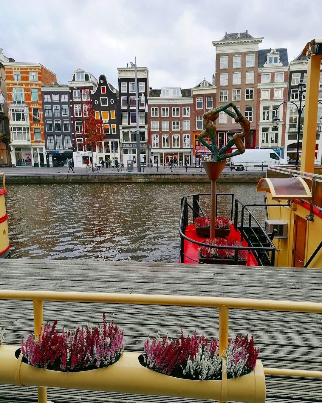 Rodzina podczas rejsu po kanałach Amsterdamu