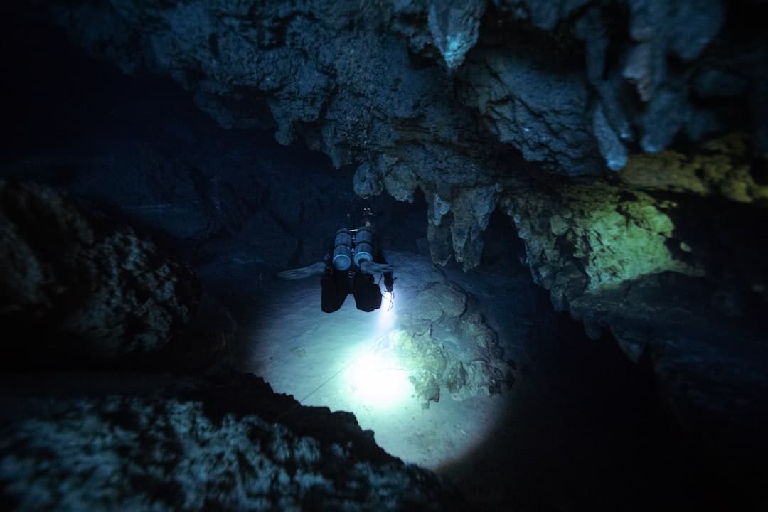 Nurkowie eksplorujący podwodne jaskinie w cenote