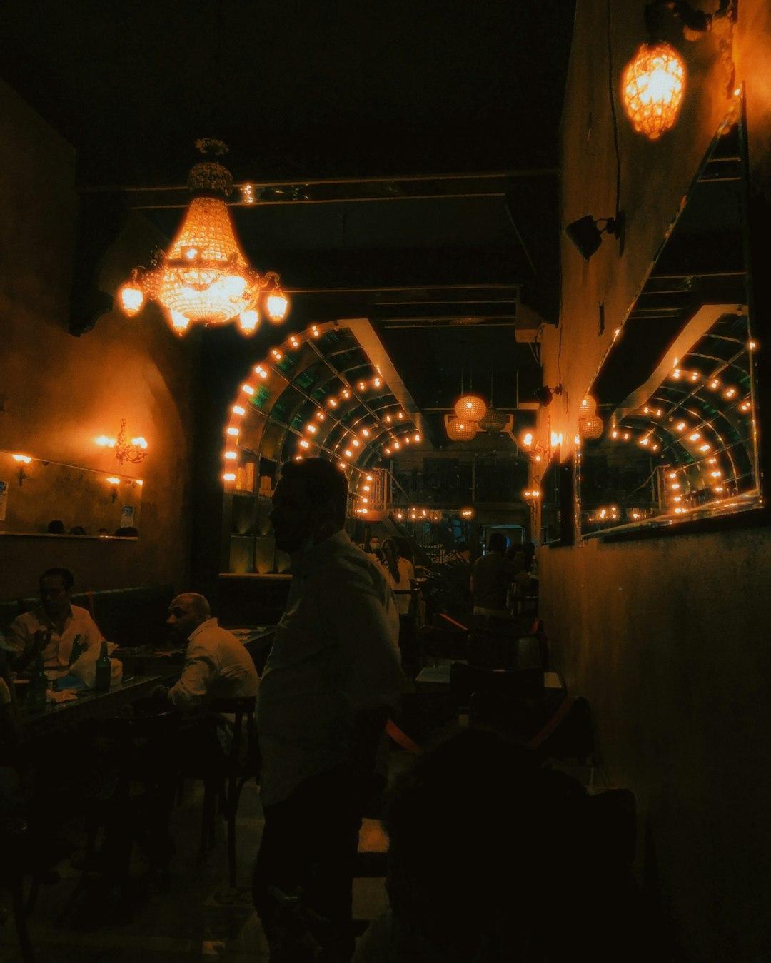 Grupa przyjaciół delektująca się jedzeniem w restauracji w Kairze