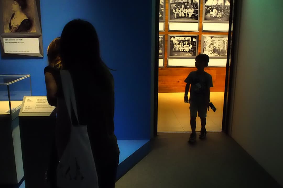Rodzina zwiedzająca interaktywne muzeum