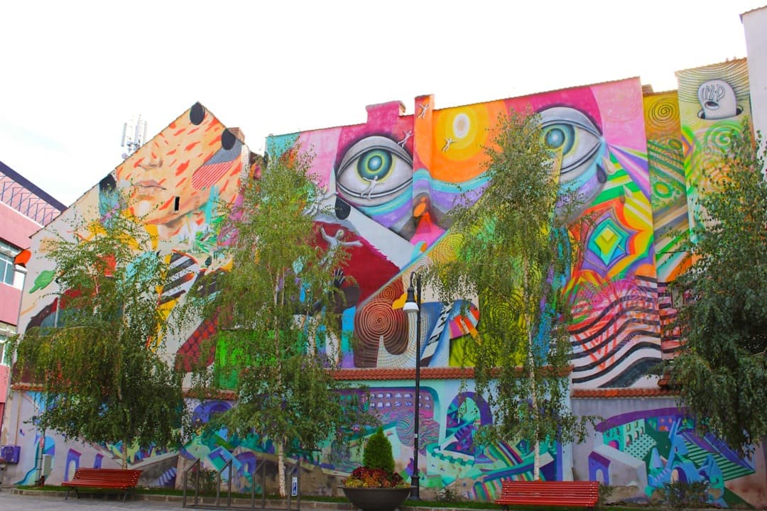 Kolorowy mural sztuki ulicznej na fasadzie budynku miejskiego