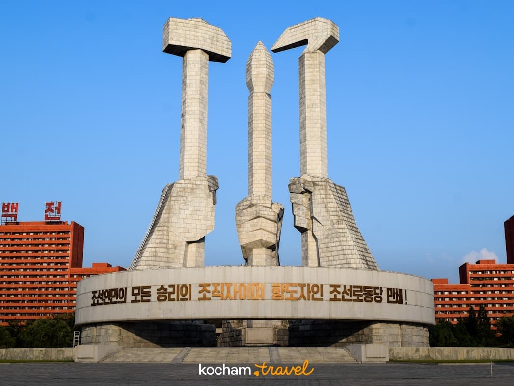 Monument Założenia Partii w Pjongjangu, symbole młota, sierpa i pędzla.
