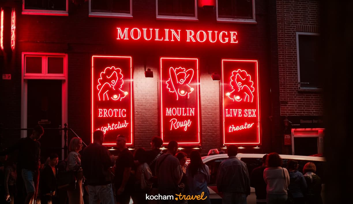 Czerwone neony Moulin Rouge i klubów nocnych w dzielnicy rozrywki.