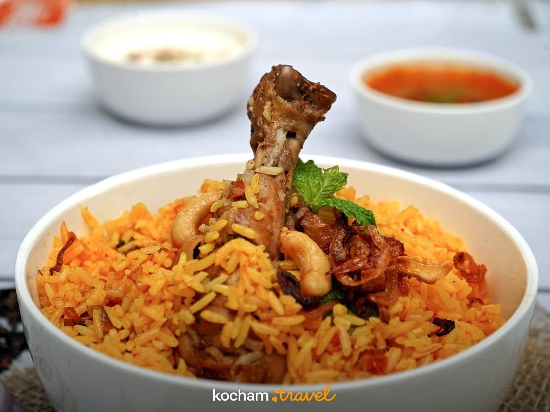 Kurczak biryani z ryżem, orzechami nerkowca i świeżą miętą.