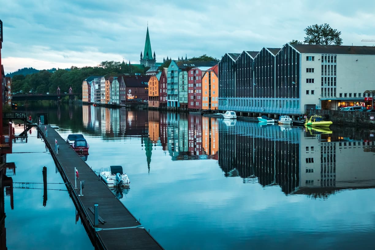 Kolorowe domy, katedra Nidaros i odbicia w rzece Nidelva, Trondheim.
