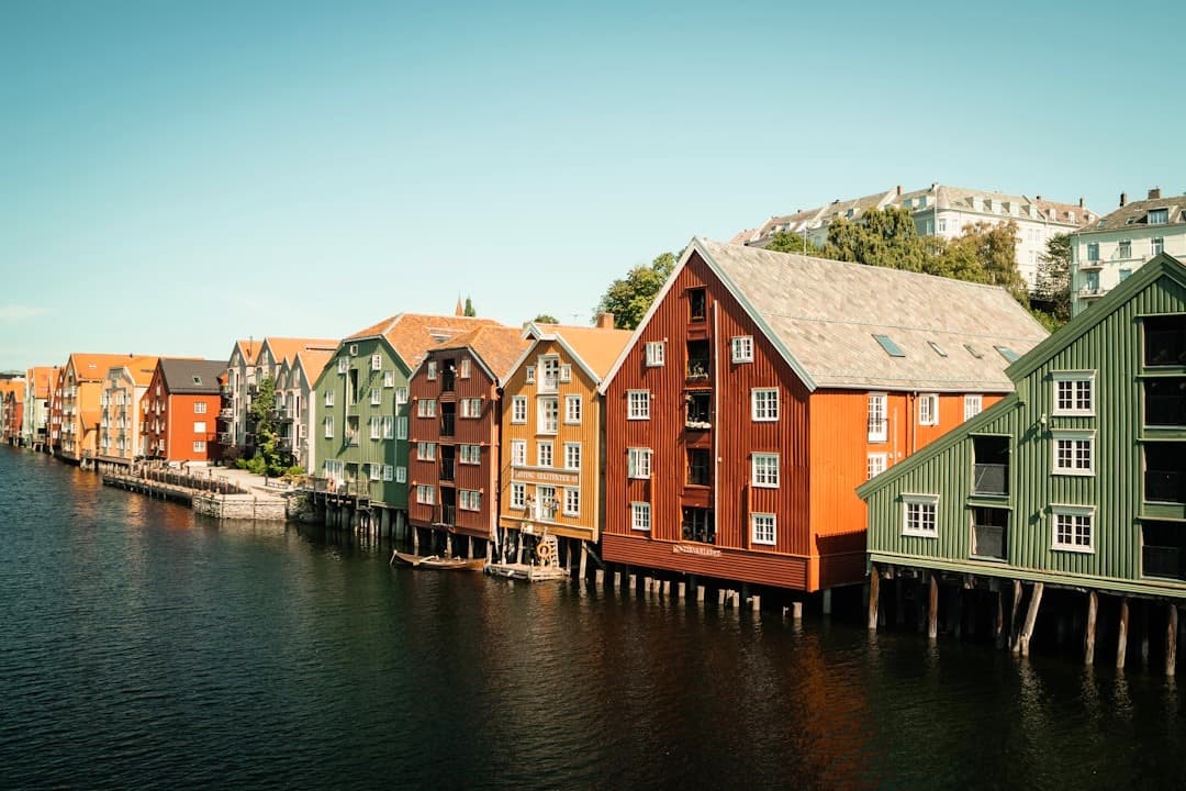 Kolorowe drewniane domy na palach, rzeka, malownicza architektura miasta.