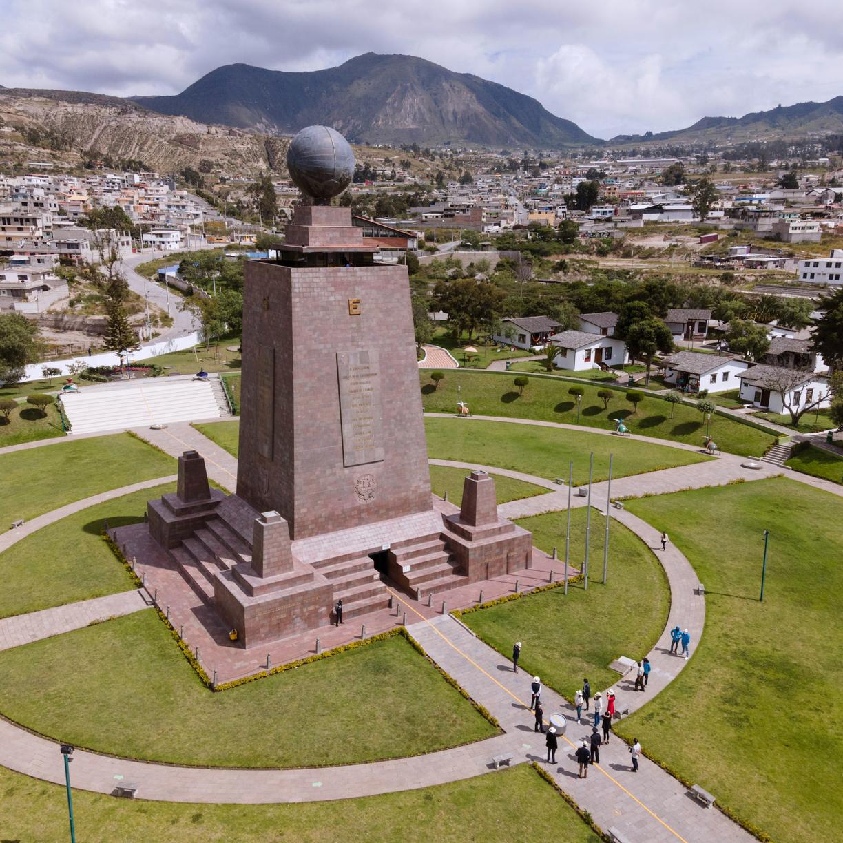 Pomnik Mitad del Mundo z kulą ziemską w Ekwadorze.