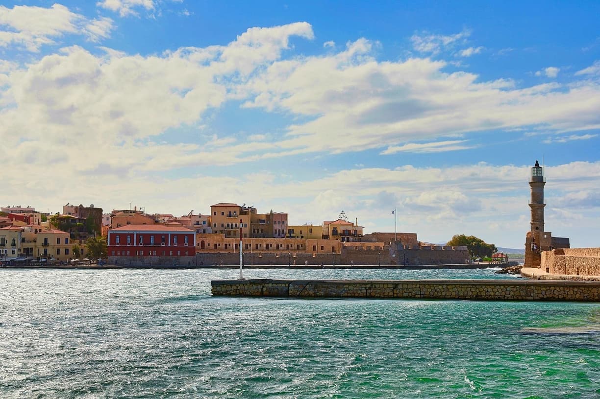 Malowniczy widok na wenecki port Chanii z latarnią morską, Kreta, Grecja.