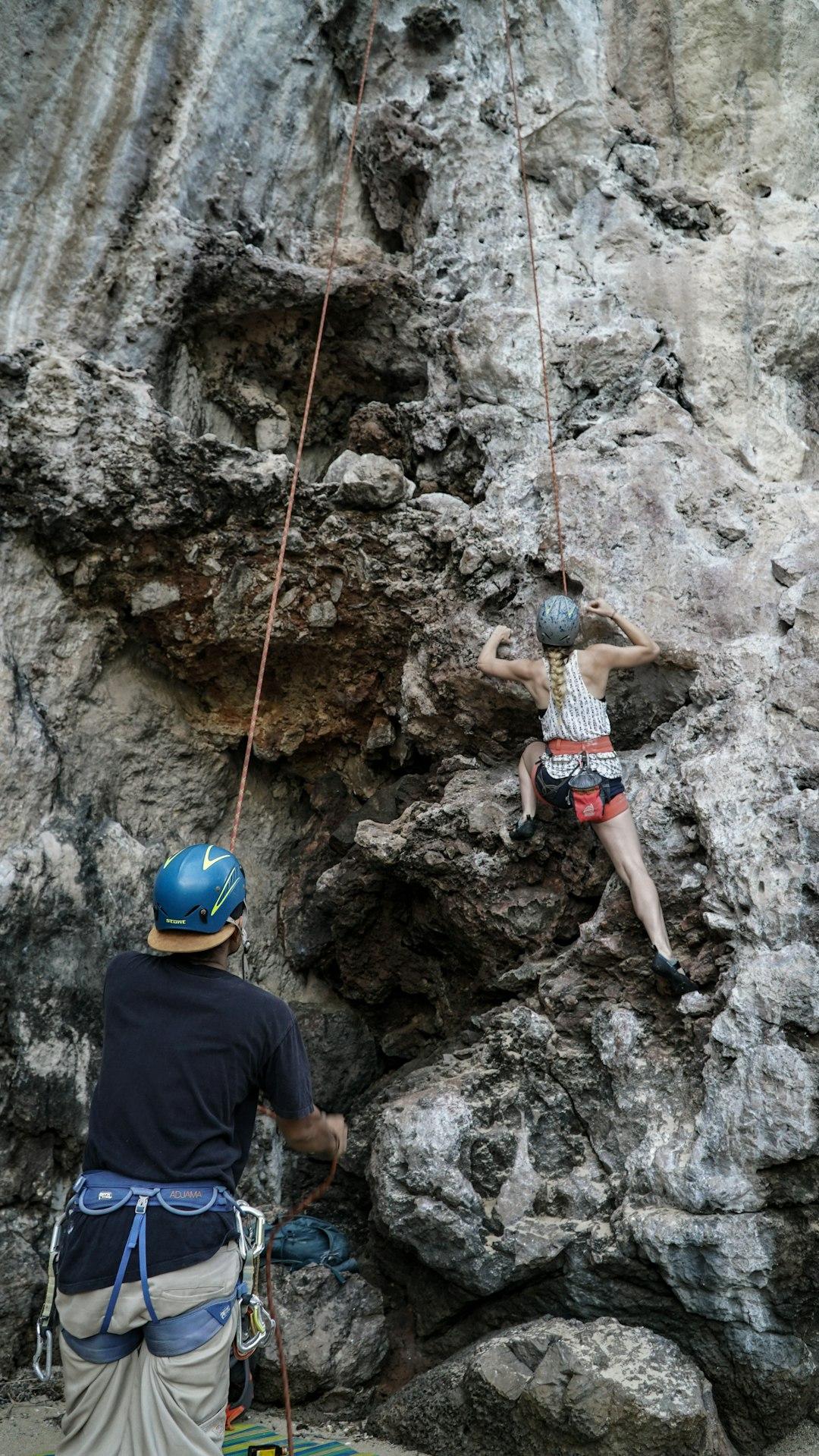 Wspinacze pokonujący trudne skały na Railay Beach