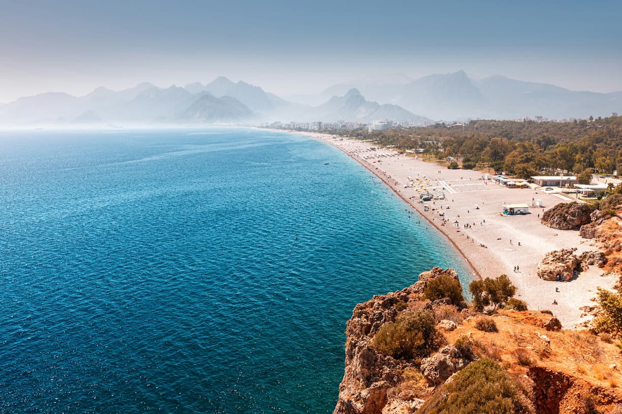 Widok na plażę Konyaaltı z górami Taurus w tle