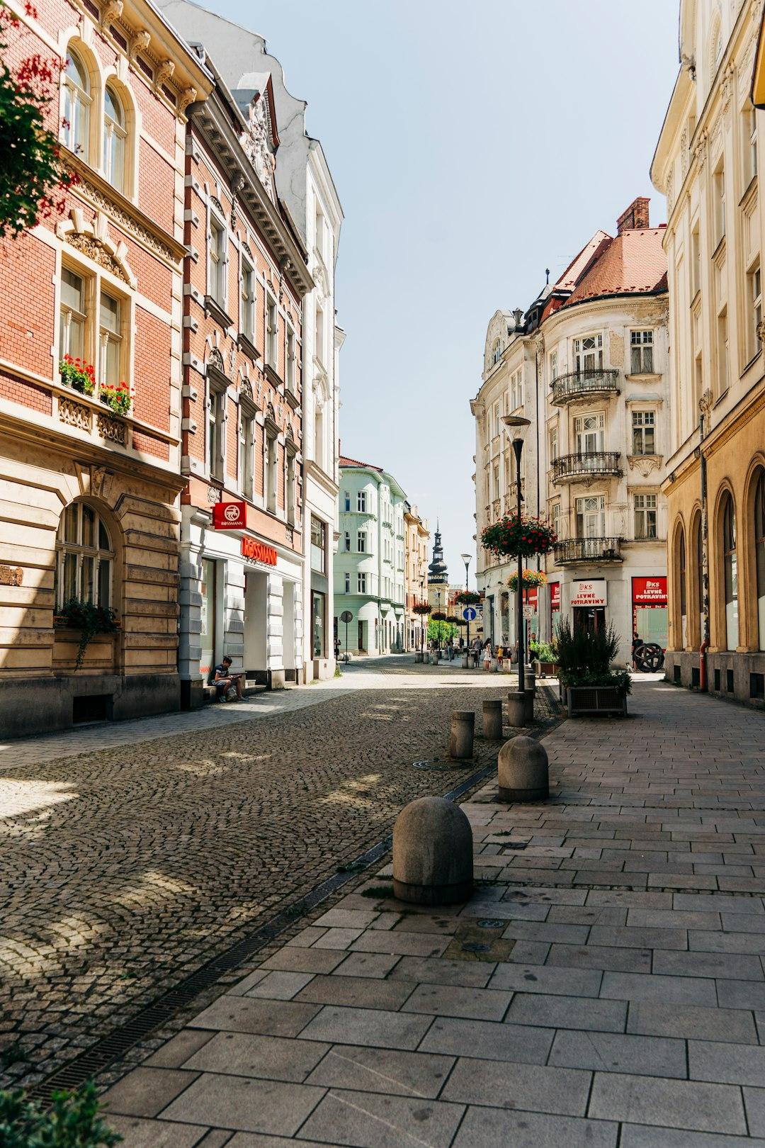 Ciekawy turysta odkrywający Ostravę