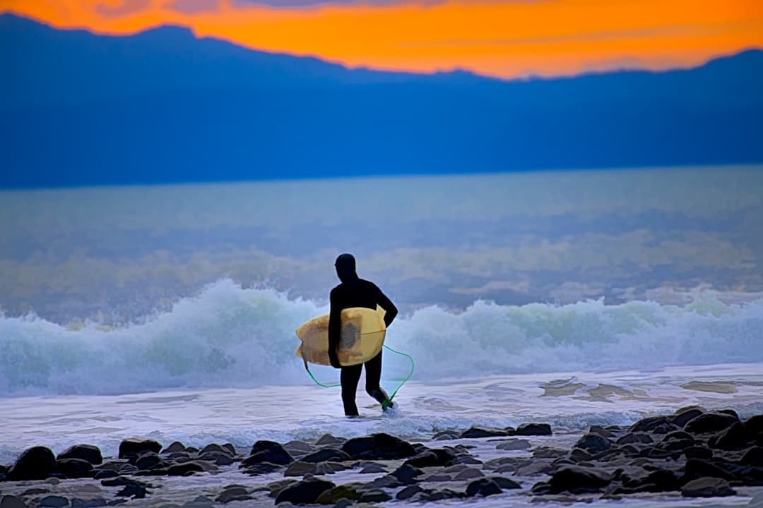 Surfing na falach zachodu słońca