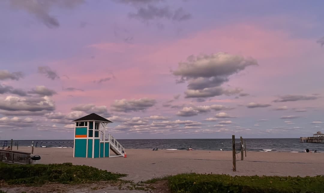Przytulny domek na plaży z widokiem na ocean o zachodzie słońca