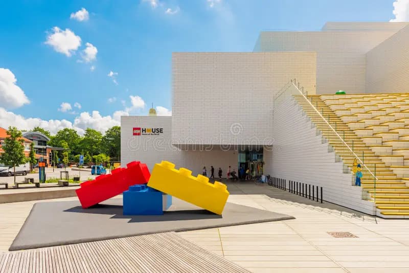 lego-house-billund-denmark-znany-również-jako-dom-cegły-odnoszący-się-do-z-którego-pochodzi-jest-miejscem-czterema-267604940.webp