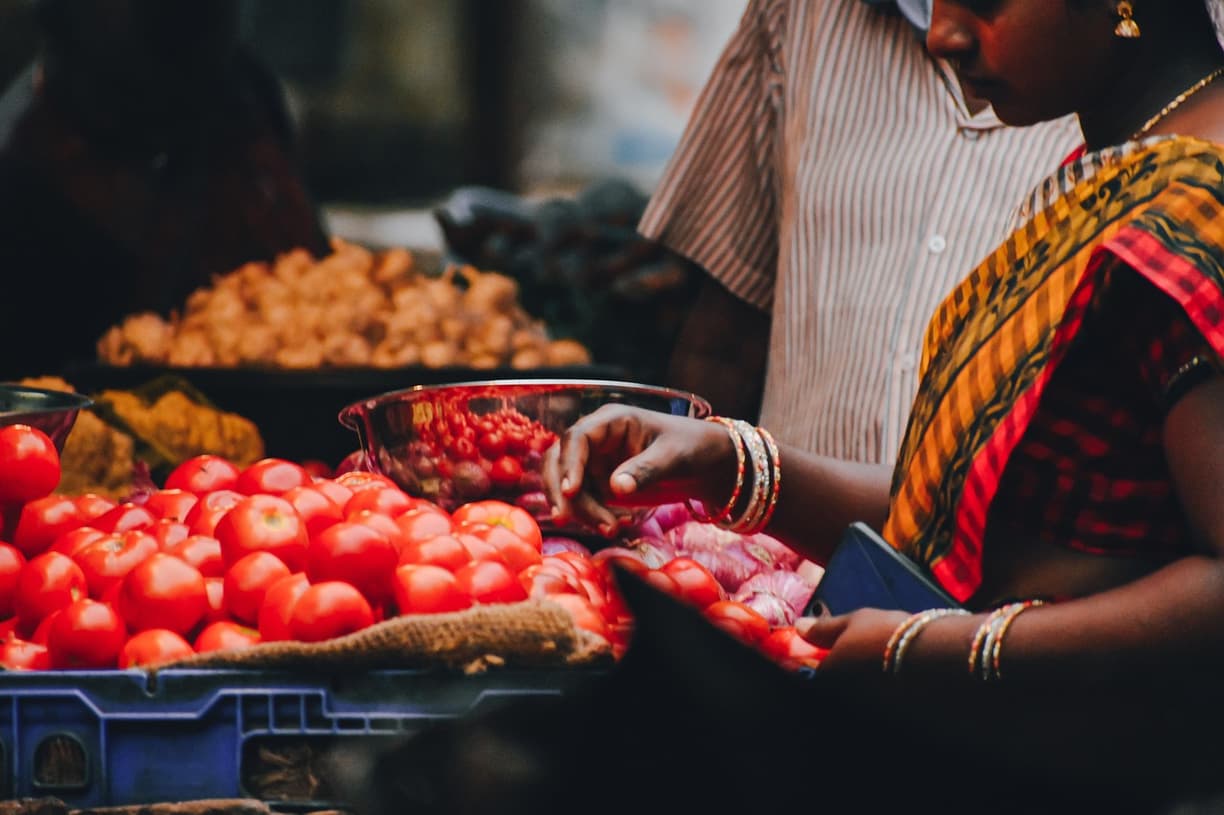 Kolorowy nocny market w Krabi, jedzenie lokalne