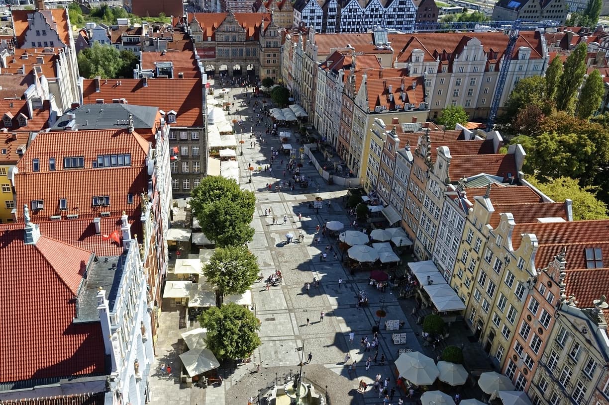 Targ Cours Saleya z kolorowymi stoiskami