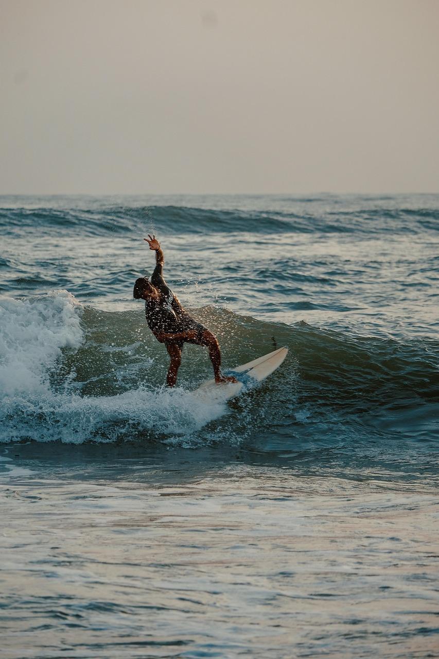 Turysta na Bali cieszący się plażą