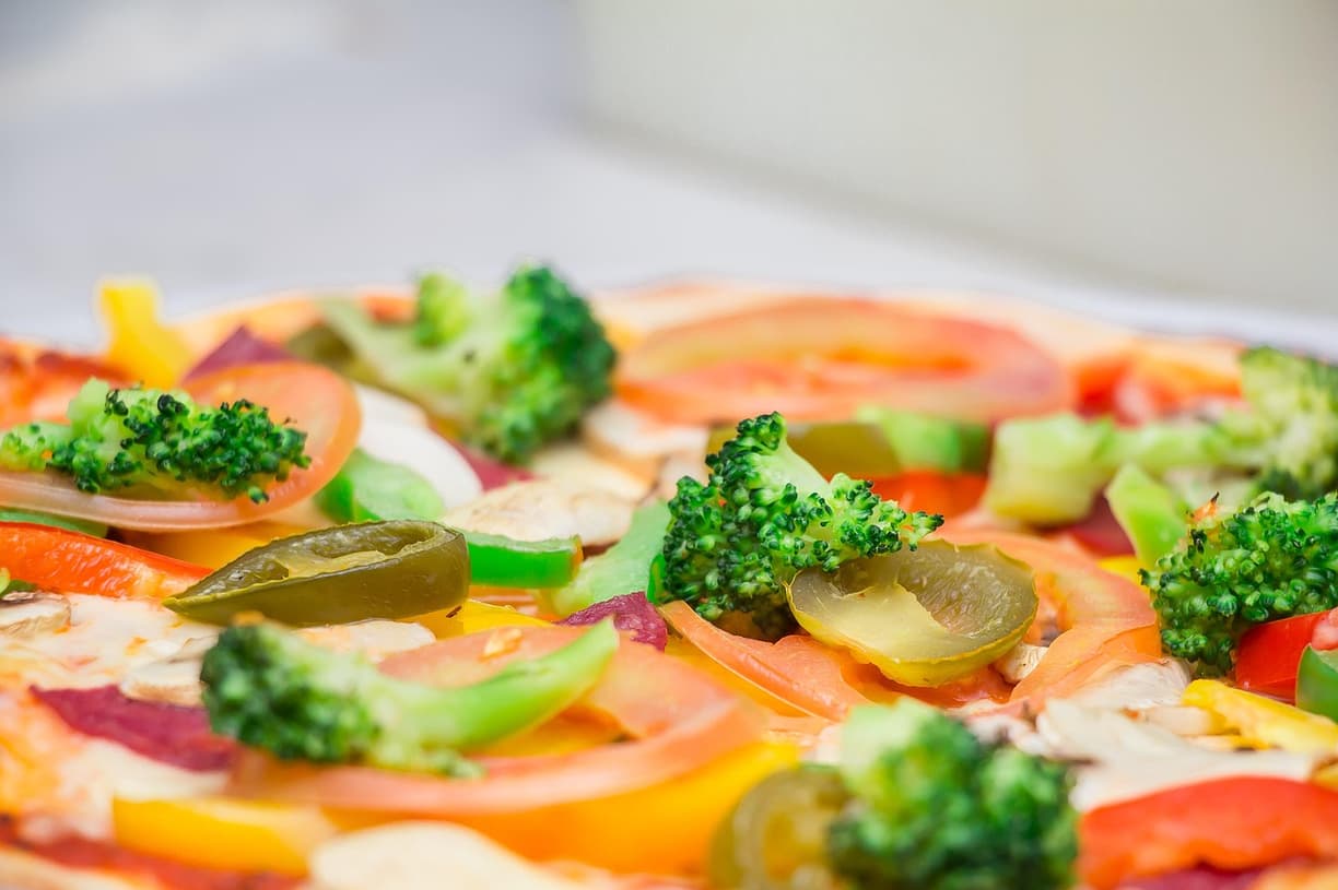 Pizza i makaron na stole