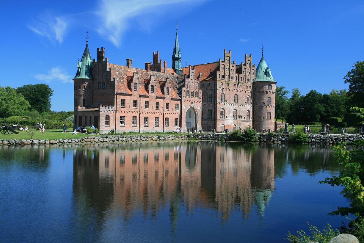 Zamek Egeskov otoczony ogrodami