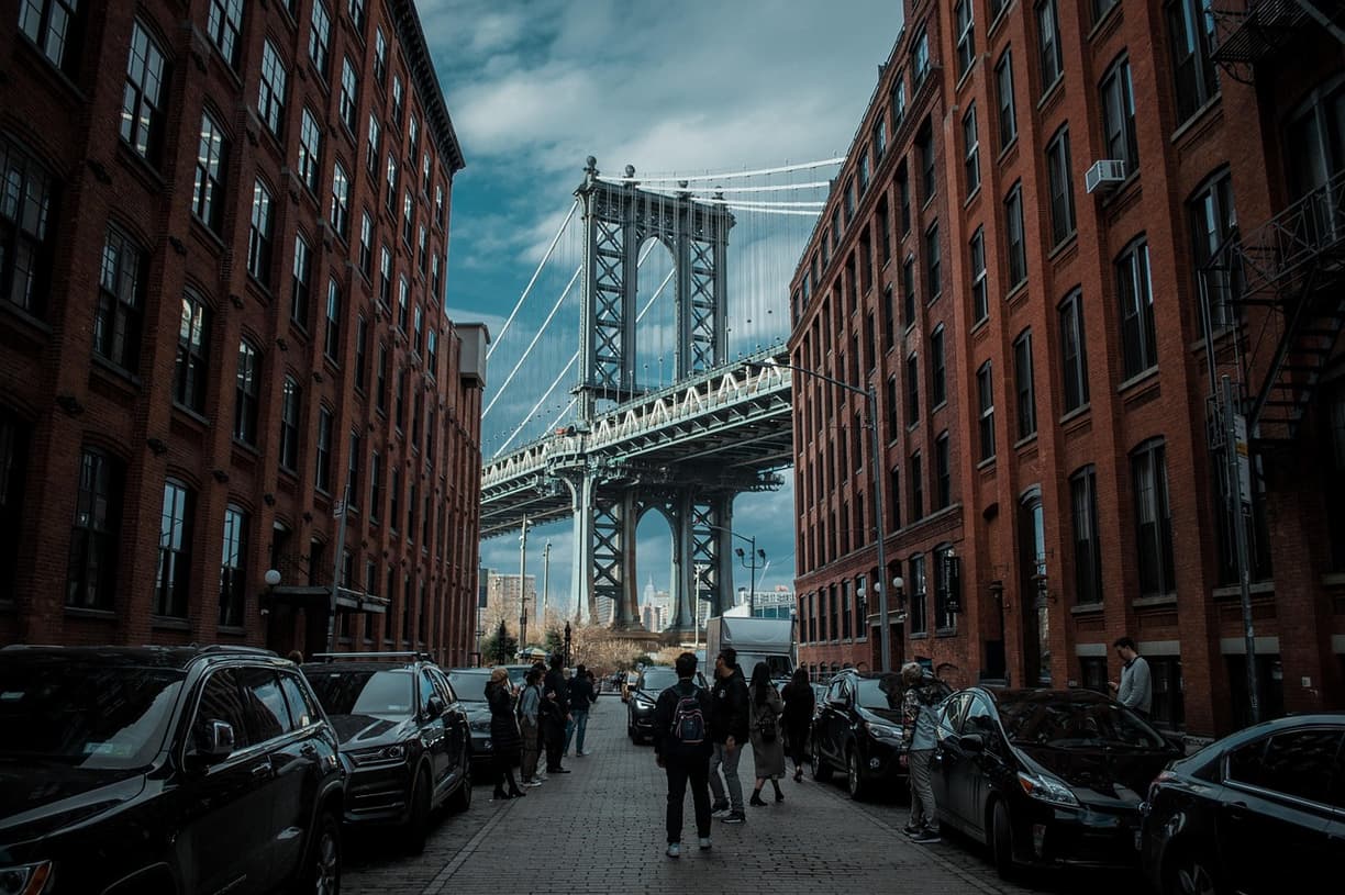Widok z DUMBO na Manhattan z mostem Brooklińskim