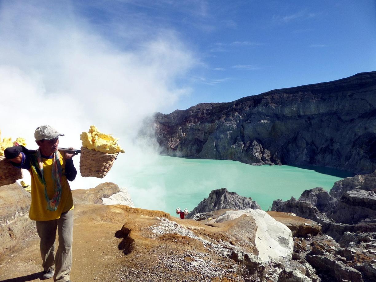 Niebieskie jezioro krateru Ijen
