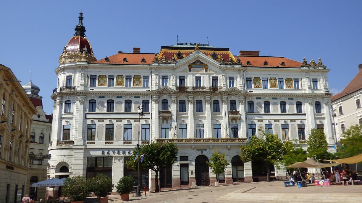 Przyjemny krajobraz Pécs, zachęcający do odwiedzin