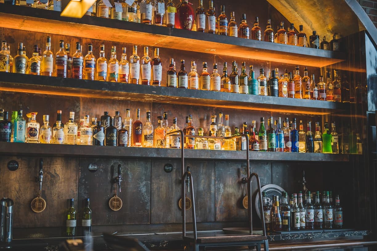 Lokalny pub w Pilźnie wieczorem