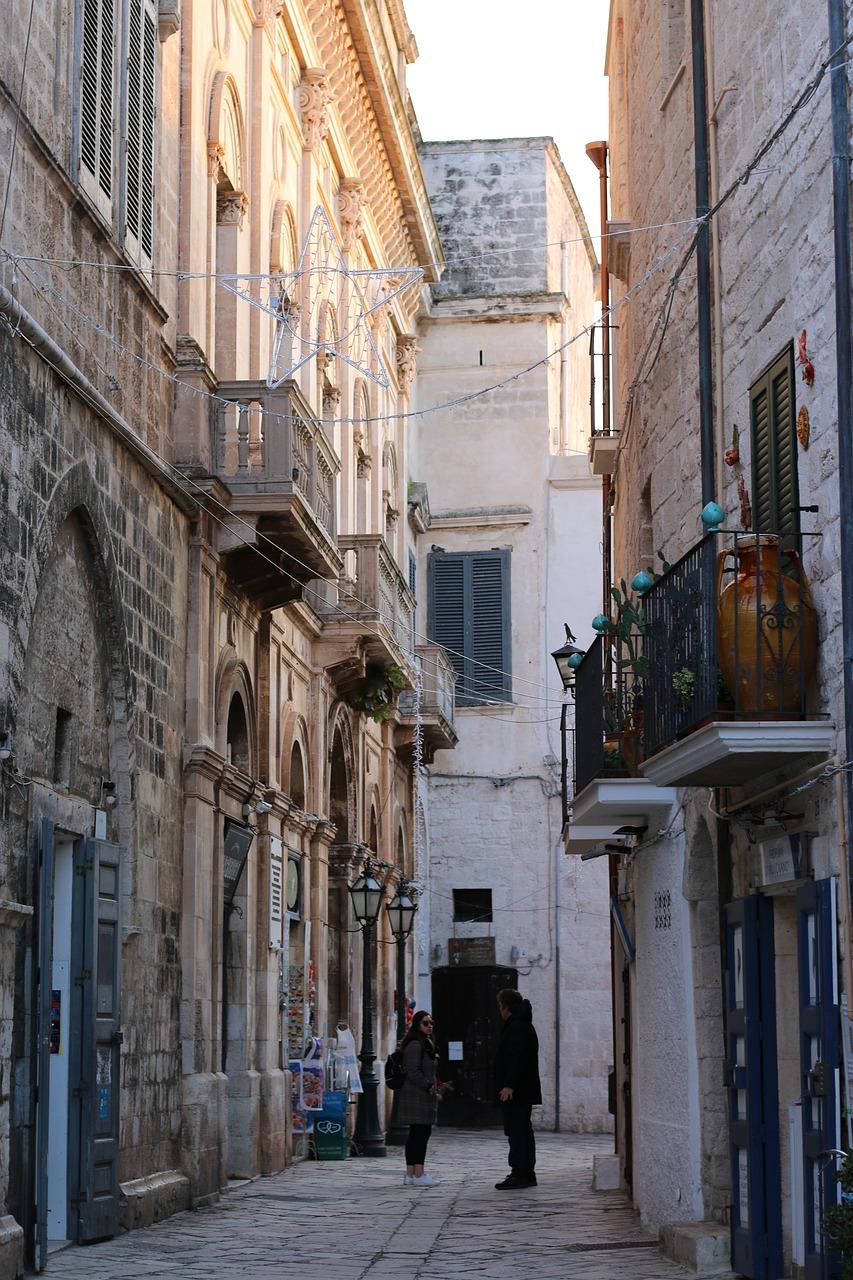 Widok na Princess Street w Kingston, znane miejsce z barami i życiem nocnym