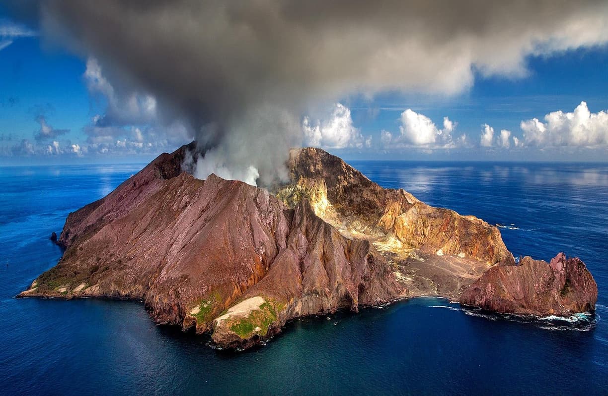 Turystka na plaży Yasawa Islands dbająca o bezpieczeństwo
