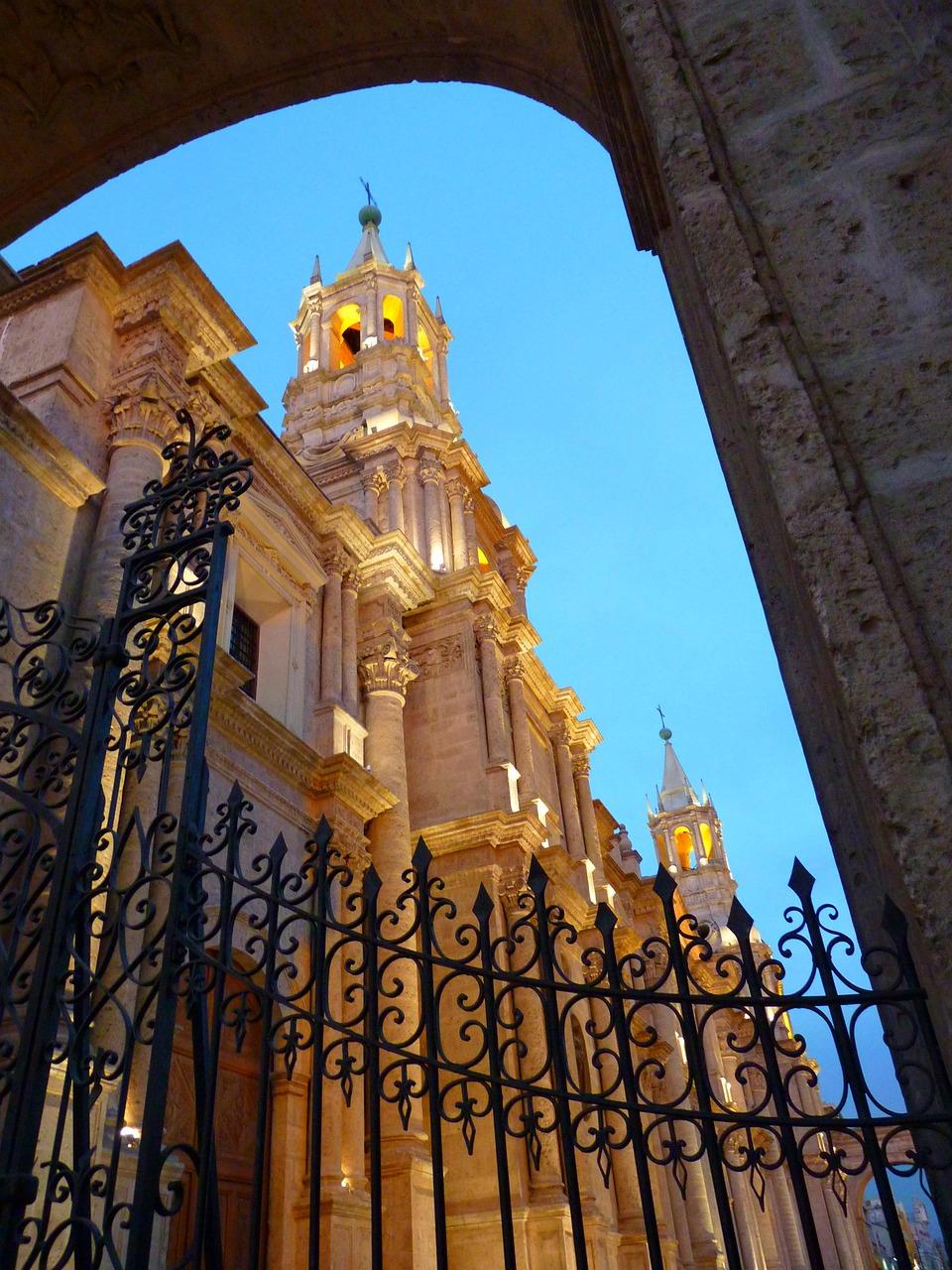 Widok z Mirador de Cemen Alto na krajobraz Arequipy