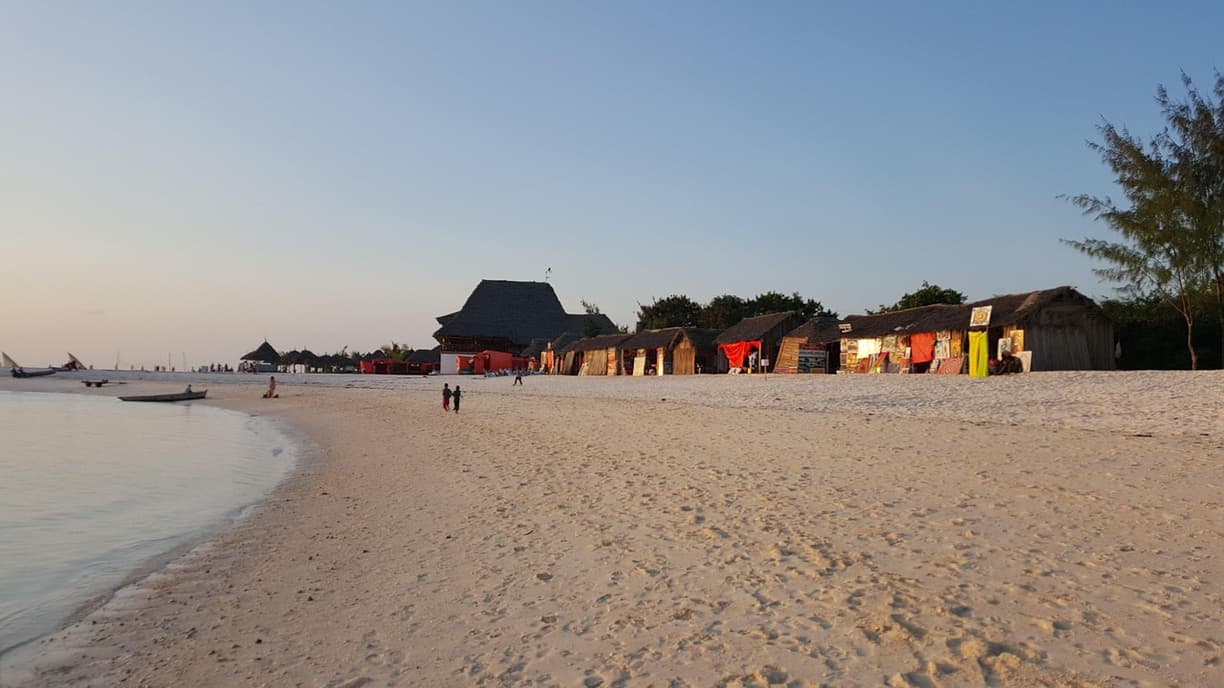 Z pięknymi bungalowami w Kendwie