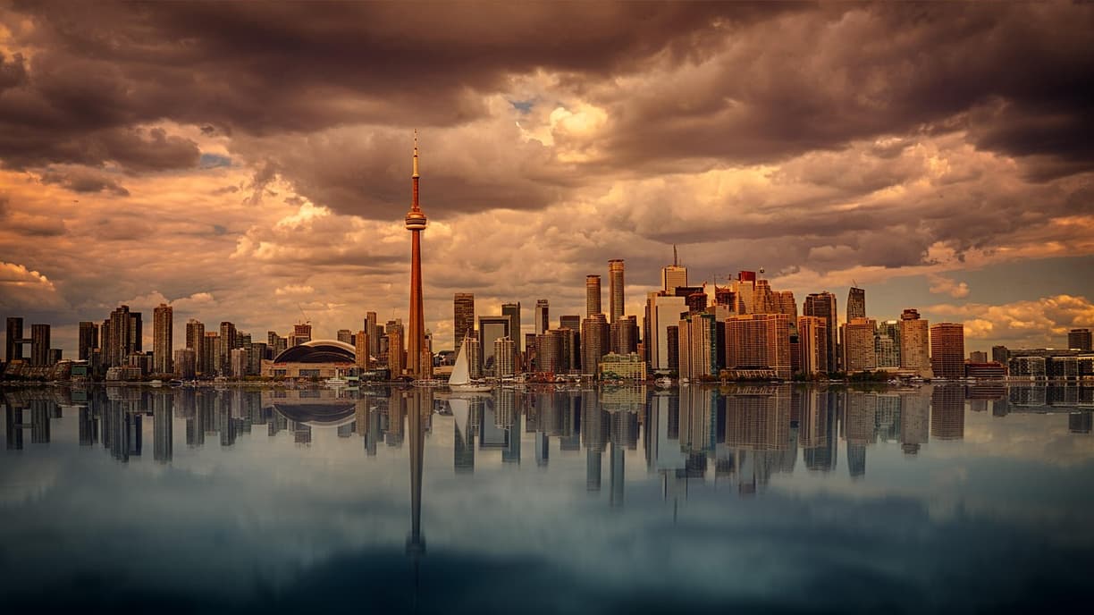 Widok na Toronto z Riverdale Park przy zachodzie słońca