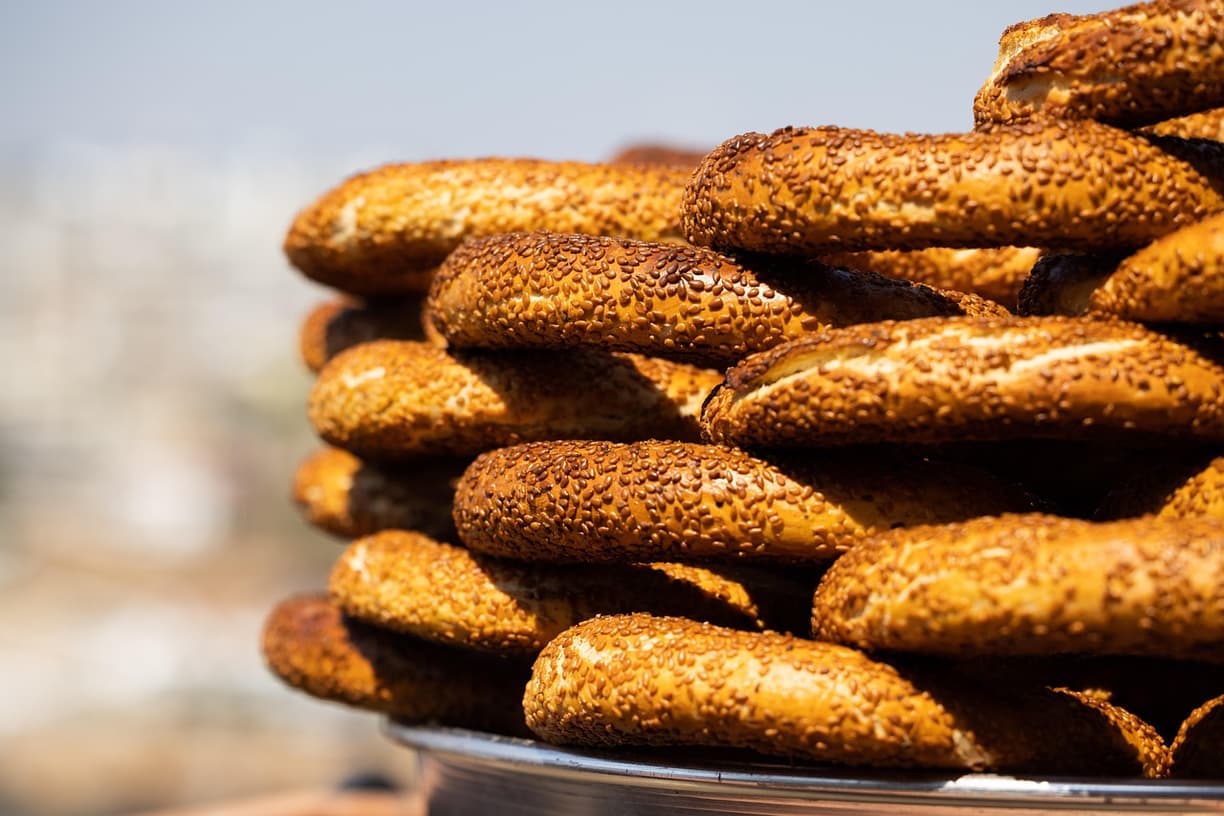Tradycyjny simit z sezamem