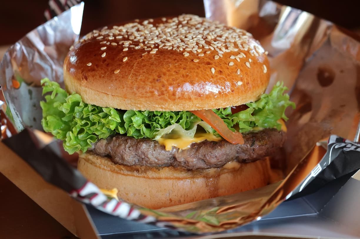 Smaczny burger z Kafeterii Shabab Al Khan