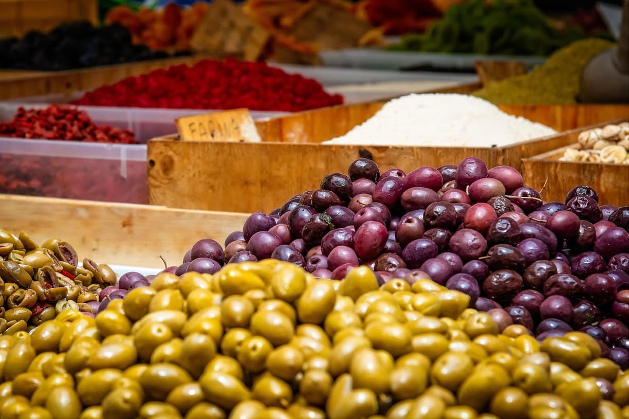 ścianka St. Lawrence Market pełna lokalnych przysmaków