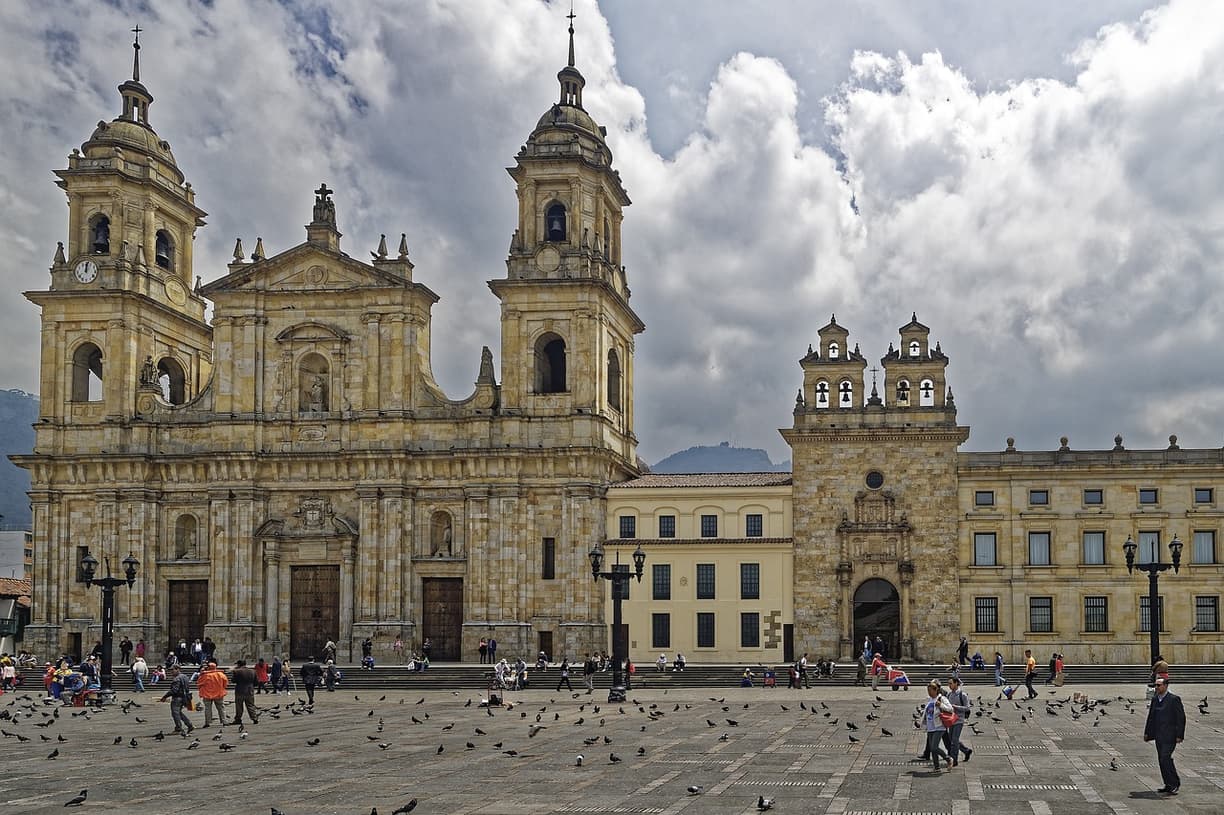 Plaza de Bolívar z widokiem na Katedrę Primasowską i Capitolo Nacional
